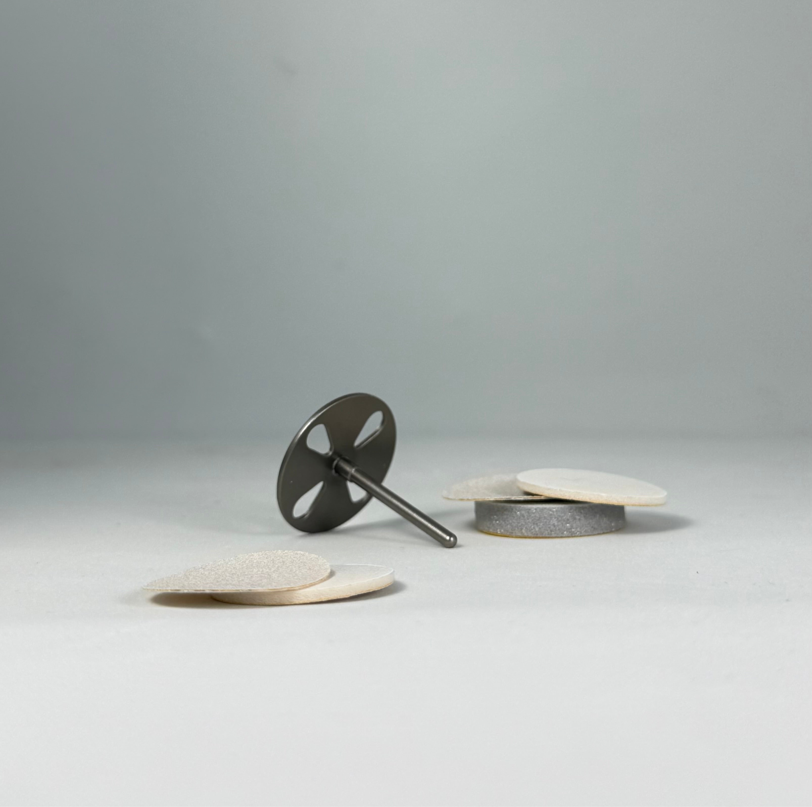 SET PÉDICURE PODODISC COMPRENANT UN DISQUE EXPERT L + 5 LIMES RECHARGES ADHÉSIVES GRAIN 180 (25MM)